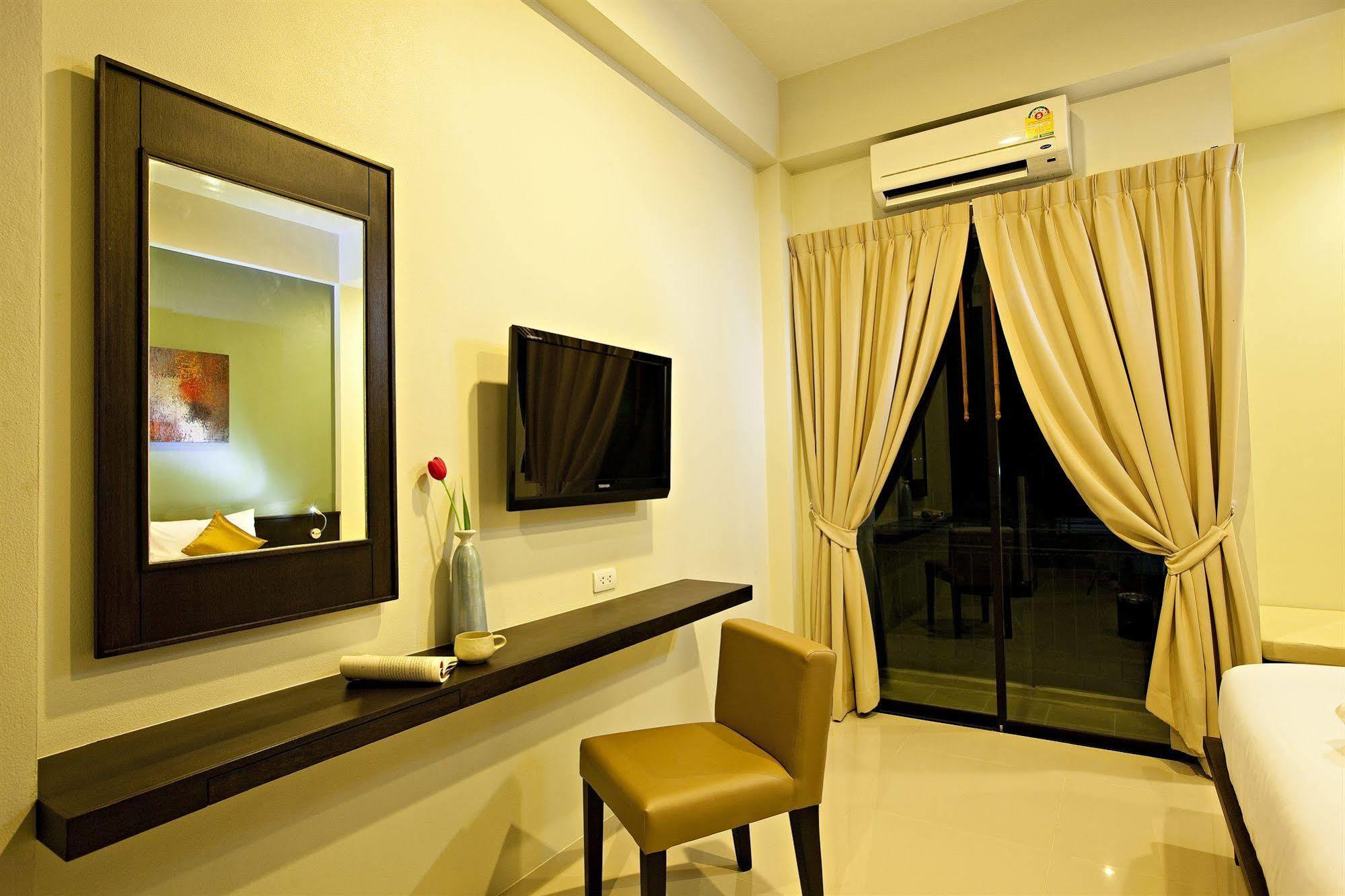 Leisure Place Phuket Chalong Exterior photo